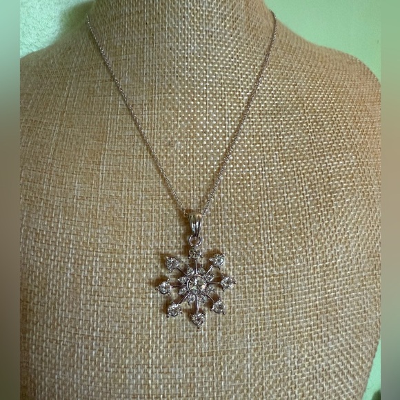 Elegant Silver Snowflake Pendant Necklace - Picture 4 of 8